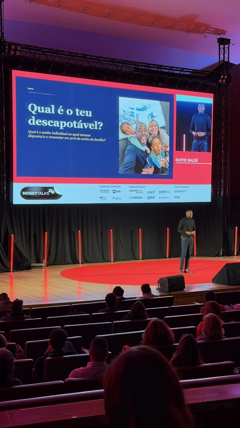 Raffik Baldé a falar em palco no Money Talks